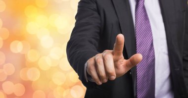 hayali ekran üzerinde bokeh dokunmadan işadamı