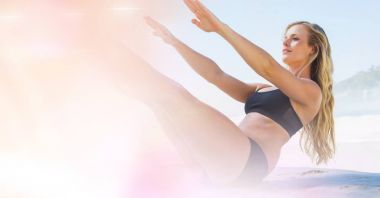 Kumsalda egzersiz genç kadın