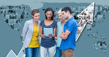 dizüstü bilgisayar ile harita kullanarak iş adamları 