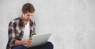 Genç adam dizüstü bilgisayar kullanıyor 