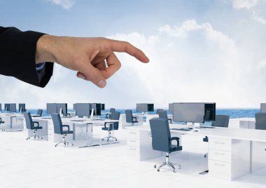 Ofis masaları ile gökyüzü hava gösteren bir el