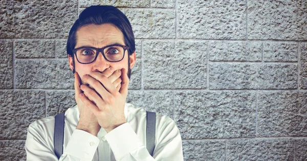 Bocca di copertura hipster con le mani — Foto Stock