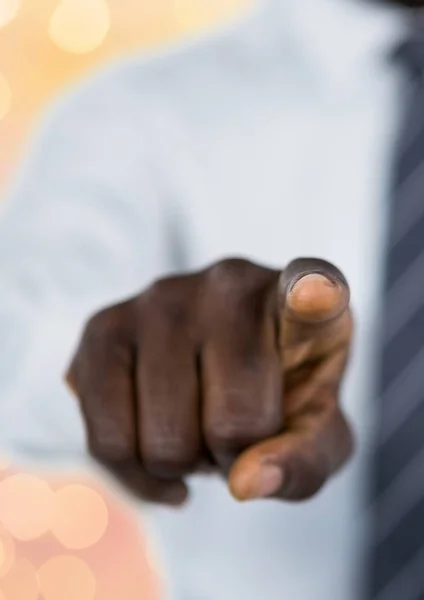 Nahaufnahme eines Geschäftsmannes, der mit dem Finger zeigt — Stockfoto