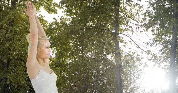 Doble exposición de la mujer con las manos apretadas contra los árboles — Foto de Stock