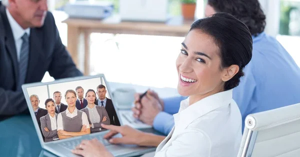 Mujer de negocios videoconferencia con colegas en el cargo —  Fotos de Stock
