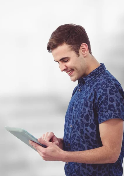 Jonge man met behulp van tablet pc — Stockfoto