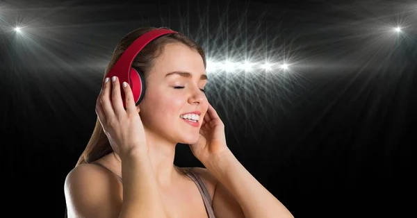 Mosolygó nő zenét hallgat — Stock Fotó