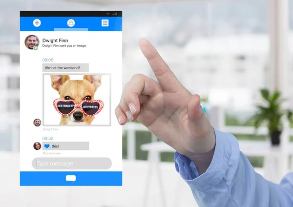 Mano toccando Social Media App Interfaccia in Office piani week-end — Foto Stock