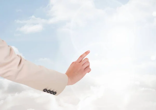 Hand aanraken lucht van heldere hemel — Stockfoto