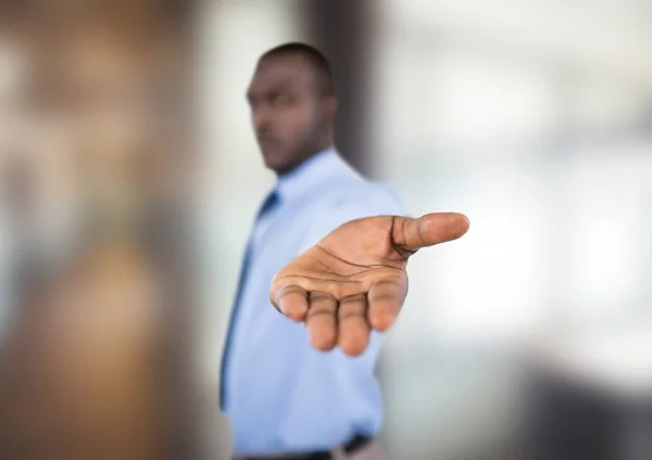 Zakenman hand tonen over blur achtergrond — Stockfoto