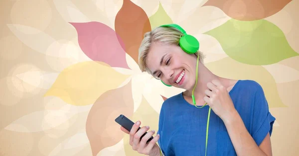 Boldog asszony hallgató-hoz zene használ szúró telefon — Stock Fotó