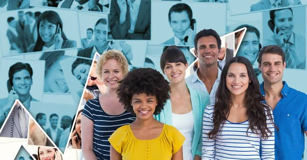  Grafik karşı gülümseyen rahat iş adamları