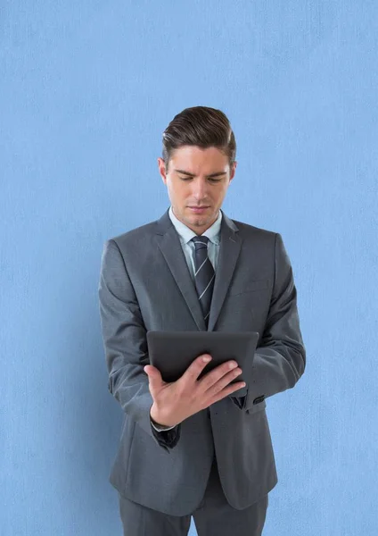 Affärsman som använder tablettdator — Stockfoto