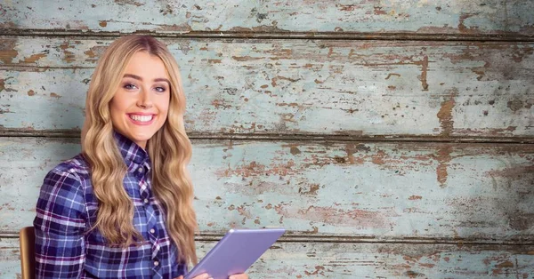 Smiling woman holding tablet PC — Stock Photo, Image