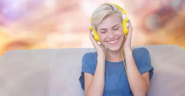 Donna felice ascoltando musica — Foto Stock