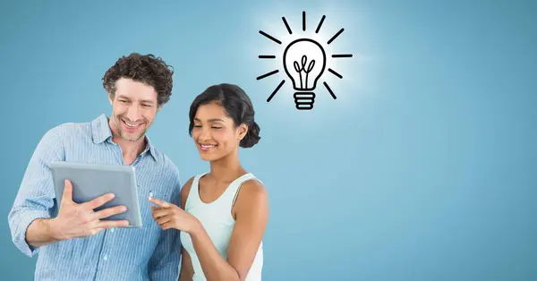 男性と女性の青い背景にフレアとタブレットと電球の落書き — ストック写真