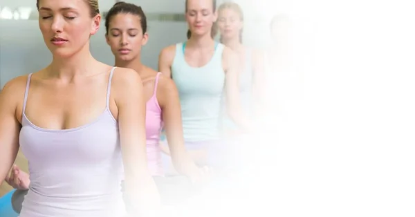 Kvinnor mediterar i yogaklass — Stockfoto