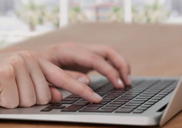Gros plan des mains tapant sur le clavier de l'ordinateur portable — Photo