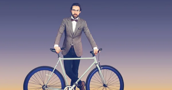 Хипстер, стоящий на велосипеде — стоковое фото