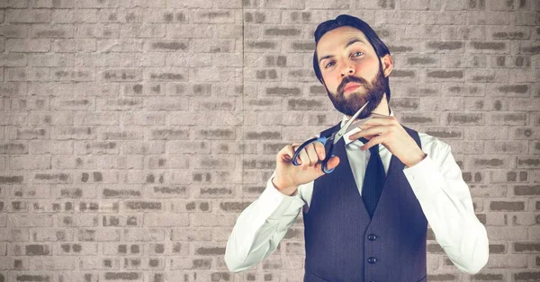 Hipster skärande skägg mot vägg — Stockfoto