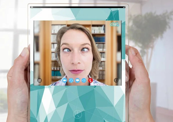 Händer som håller glaset sociala Video Chat App Interface — Stockfoto