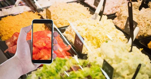 Mão fotografar legumes no supermercado — Fotografia de Stock