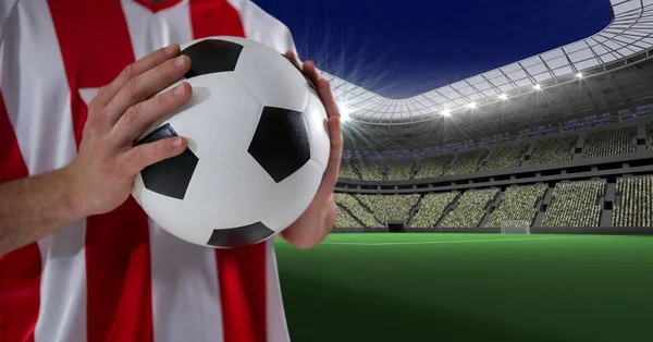 Игрок держит футбольный мяч — стоковое фото