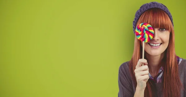 Feminino hipster com pirulito doce sobre fundo verde — Fotografia de Stock