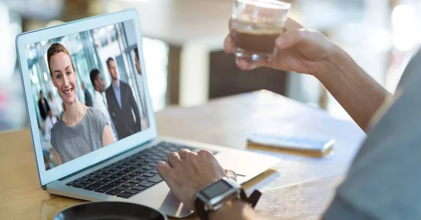 Zakenman videoconfereren met collega in kantoor — Stockfoto