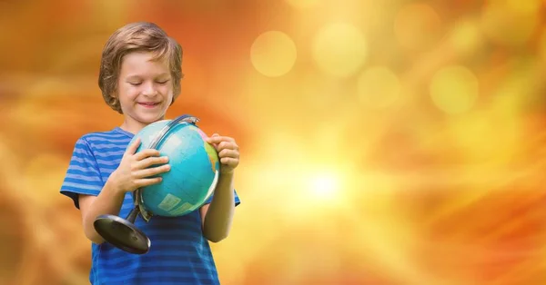 Усміхнений хлопчик дивиться на глобус — стокове фото