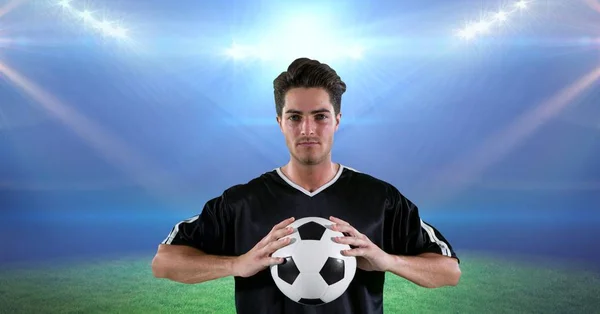 Selbstbewusster Spieler mit Fußball — Stockfoto