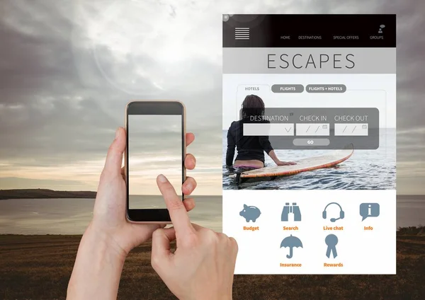 Kéz érintése mobiltelefon menekül Holiday App felület szakít a tenger — Stock Fotó
