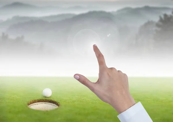 Frauen berühren Golfplatz mit der Hand — Stockfoto
