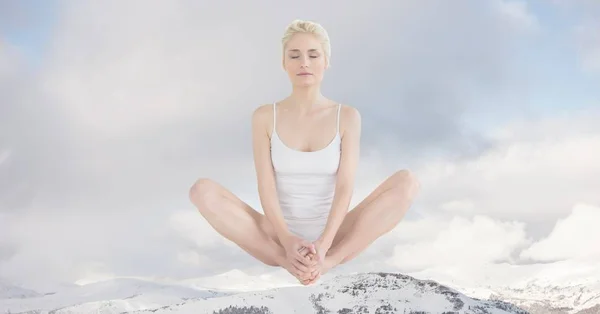 Karlı dağda meditasyon kadın — Stok fotoğraf