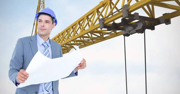 Arquiteto masculino segurando planta contra guindaste — Fotografia de Stock