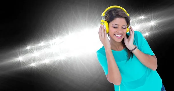 Mujer feliz escuchando música —  Fotos de Stock