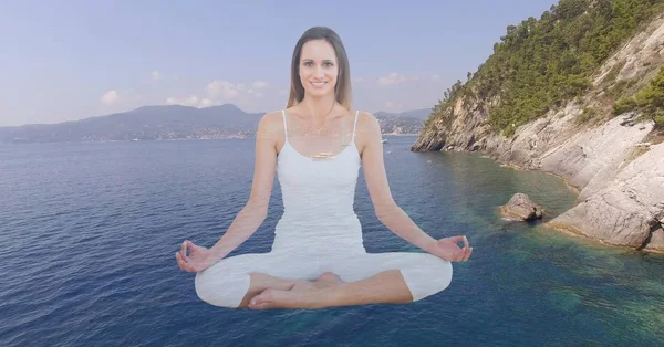 Dubbel exponering kvinna mediterar över sjön — Stockfoto