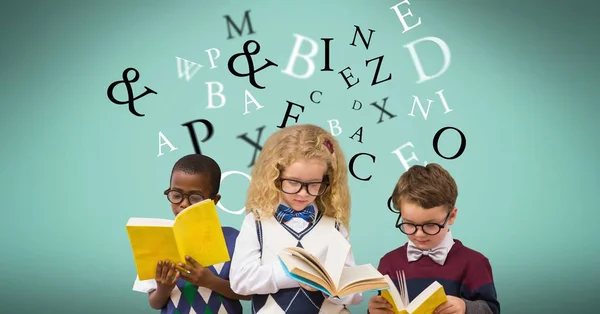 Studenten lezen boek terwijl brieven vliegen in achtergrond — Stockfoto
