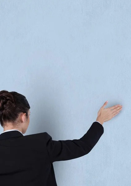 Mujer de negocios tocando fondo azul — Foto de Stock