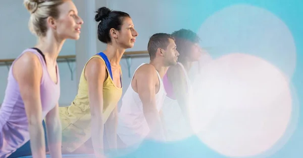 Personas que realizan yoga en el gimnasio — Foto de Stock