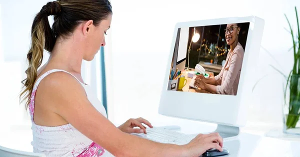 A számítógép a nő videokonferencia oldalnézete — Stock Fotó