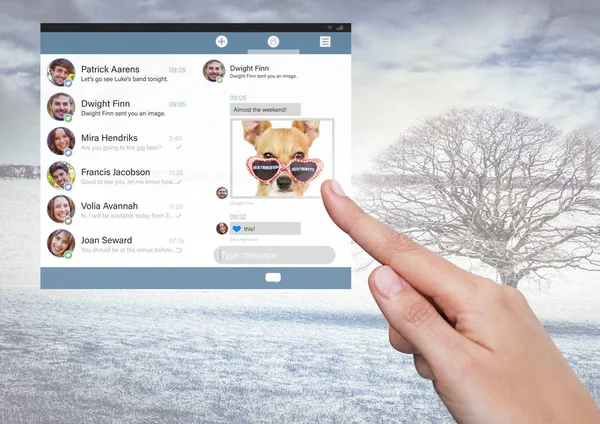 用手抚摸社交媒体信使 App 界面 — 图库照片