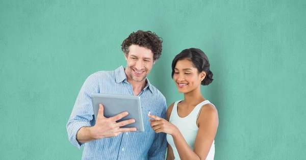Empresários usando tablet digital sobre fundo verde — Fotografia de Stock