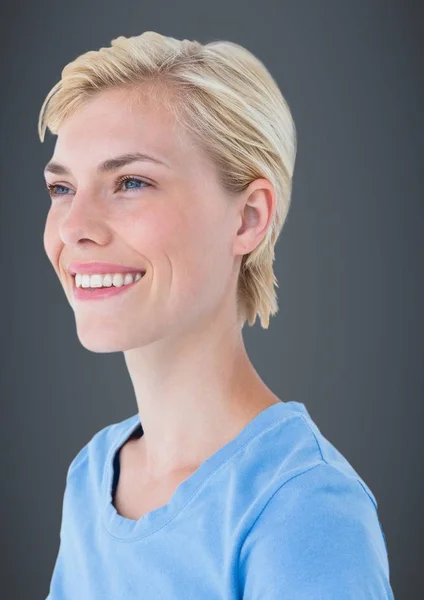 Profilo ravvicinato della donna sorridente sullo sfondo grigio — Foto Stock