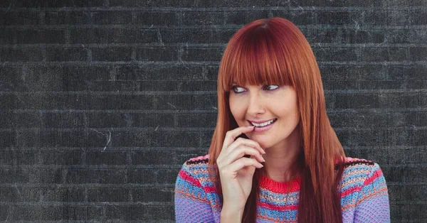 Mulher ruiva sorridente contra a parede — Fotografia de Stock