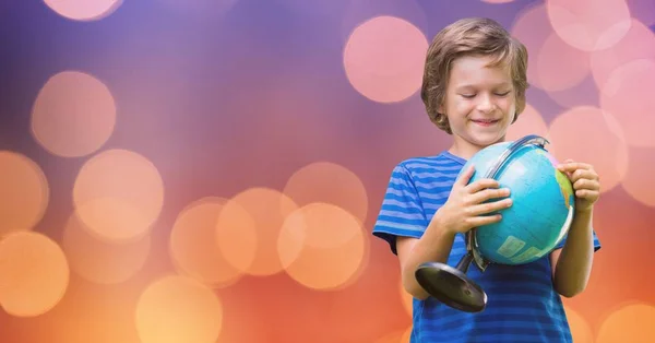 Усміхнений хлопчик тримає глобус — стокове фото