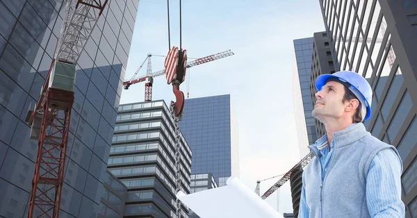 Arquitecto con proyecto en la ciudad moderna — Foto de Stock