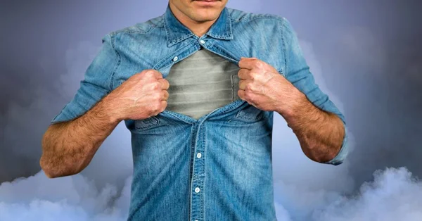 남자 셔츠를 찢는 — 스톡 사진