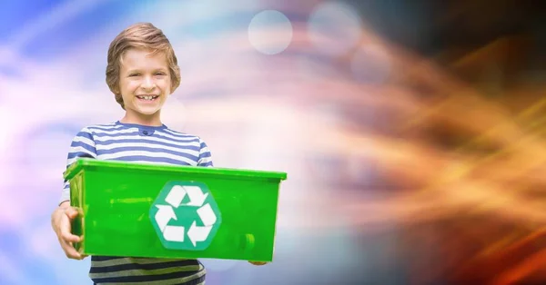 Kleiner Junge trägt Recycling-Container — Stockfoto