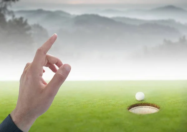 Mão tocando ar do campo de golfe — Fotografia de Stock